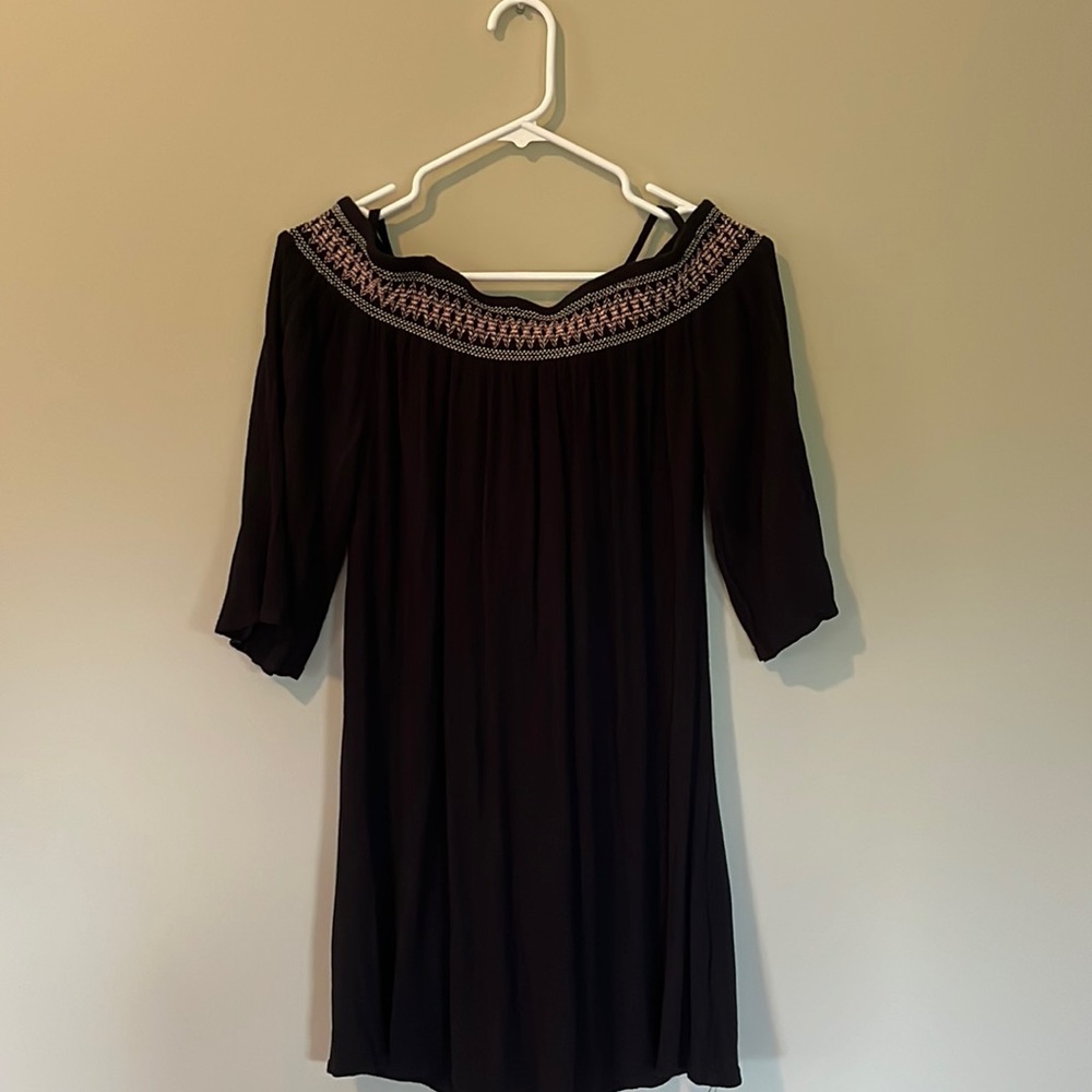 Cute black off the shoulder dress. Can be worn off or on the shoulders.